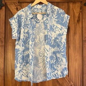 NWT En Creme Blue and White Short Sleeve Button-Up Shirt Small